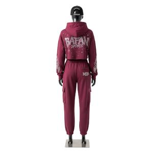 Ensemble sweat à capuche court et pantalon de jogging en molleton de coton de haute qualité 300 GSM pour femme, style cargo avec empiècements bordeaux – Ensembles pour femme - Product Image 2