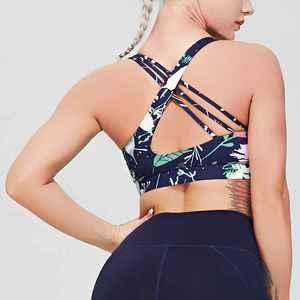 Ensemble de yoga pour femmes Active Fit avec tissu extensible offrant un confort respirant pour des mouvements équilibrés pendant les séances d'entraînement - Product Image 2