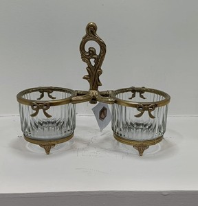 Latón y vidrio, parecen ser un artículo decorativo y funcional para una mesa de comedor o cocina. - Product Image 1