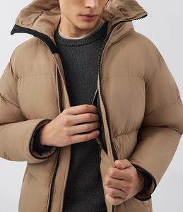 แจ็คเก็ตพัฟเฟอร์แบบมีฮู้ดปักลายดีไซน์ล่าสุดสำหรับฤดูหนาว  โลโก้ด้านหน้าสีน้ำตาลล้วน ความยาวปกติ ขายส่ง - Product Image 5