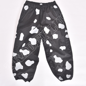 Pantalones de nieve impermeables holgados reflectantes con estampado de vaca negra para hombre con pretina elástica, bucles para cinturón, bolsillos con cremallera y rejillas de ventilación - Product Image 1