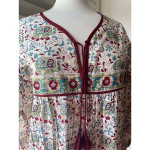 Vestido Maxi Vintage Hecho a Mano de los Años 60 con Estampado Floral, Cuello en V y Cintura Imperio con Diseño 'Elephant Walk' - Product Image 5