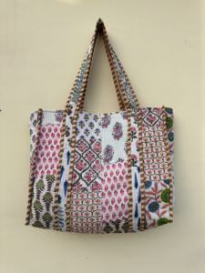 Sac fourre-tout matelassé à la main de meilleure qualité Sac fourre-tout magnifique Sac à provisions fait à la main en coton Kantha Sac de plage - Product Image 5