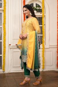 Blusa de Seda Chinon Pura para Mujer con Hermoso Bordado de Lentejuelas y Conjunto Interior de Seda, Kurti Hecho en India - Product Image 3