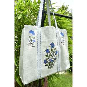 Sac fourre-tout élégant bleu à motifs floraux, broderie décorative, fabrication artisanale de Jaipur, poche intérieure réversible, spacieux, élégant, en coton matelassé - Product Image 2