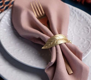 Ensemble de quatre ronds de serviette en acier inoxydable plaqué or de qualité supérieure, faits à la main, durables, respectueux de l'environnement, au design moderne, pour les fêtes - Product Image 2