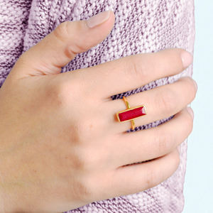 Anneaux de lunette de barre de Rectangle de pierre de naissance rubis teints | Bagues de bande plaquées or faites à la main | Bijoux empilables unis minimalistes en argent - Product Image 2