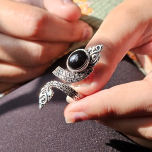 Anillo de Serpiente Elegante Religioso Unisex, Plata de Ley 925 con Incrustaciones de Ónix, Joyería al por Mayor para Bodas, Compromisos, Aniversarios y Fiestas - Product Image 2
