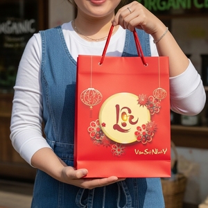 Bolsas de papel ecológicas de Vietnam para embalaje de regalo y decoración de Año Nuevo Lunar Impresión de logotipo personalizado Tamaño personalizable al por mayor - Product Image 1