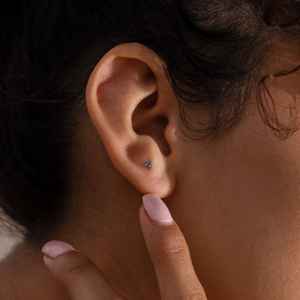 Pendientes de piedras preciosas con parte posterior plana, pendientes de tuerca de piedra natal geométrica chapados en oro y plata 925, pendiente de cartílago delicado, regalo de joyería - Product Image 1