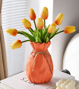 แจกันเซรามิกสีเบจที่มีเสน่ห์มีแถบสีชมพูและโบว์ที่แนบมาเหมาะสำหรับรูปลักษณ์ที่มีชีวิตชีวาและขี้เล่นในราคาขายส่ง - Product Image 6