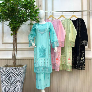 Ssumaira Collection 2026 Ensemble de robes d'hiver modernes 3 pièces avec broderie en coton Salwar Kameez pour les fêtes - Product Image 1