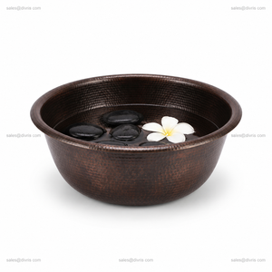 Bol de pédicure rond en cuivre artisanal avec texture martelée, drainage sans tuyauterie, siège et dossier fixes pour salon et spa - Product Image 3