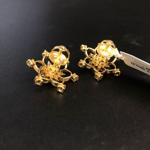 Boucles d'oreilles florales exquises en or jaune 14 carats avec diamants taille brillant pour des occasions spéciales - Product Image 4