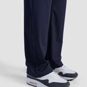 Pantalones Co-Op Navy con Material Transpirable, Corte Regular y Cintura Media - Product Image 5
