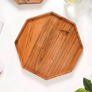 Wooden Snack Platter Large es una bandeja de madera con forma octogonal diseñada para servir bocadillos frutas queso - Product Image 6