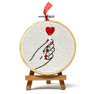 Broderie artisanale en coton en forme de cœur - Décoration murale romantique minimaliste - Cadre de 10 cm - Product Image 1