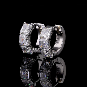 Cerceau sophistiqué en or 14K cultivé en laboratoire avec trois diamants de laboratoire taille émeraude - Product Image 1