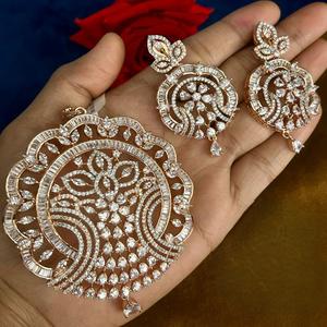 Conjunto de collar con colgante de aspecto de piedras AD con acabado Dorado de la mejor calidad con clase con pendientes para colección de ropa de fiesta de boda para mujer - Product Image 1