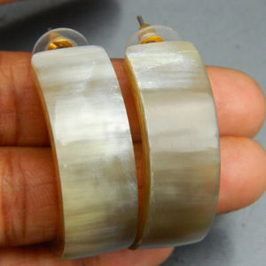 Mejor Venta de aspecto tradicional, suministro al por mayor, 100%, pendiente de cuerno natural, pendiente de cuerno de búfalo de alta calidad, precio de fábrica - Product Image 1