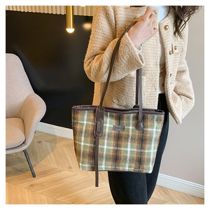 Bolso de Mano Tipo Cubo de Terciopelo Retro de Lujo para Mujer, Gran Capacidad, Informal, Diseño Cómodo para Llevar Bajo el Brazo, para Invierno, Primavera y Trabajo - Product Image 2