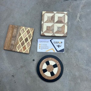 Ensembles de dessous-de-verre en bois de résine naturelle, design luxueux, fabrication artisanale, décoration de maison durable, options de diamètre et d'épaisseur personnalisées, provenance d'Inde - Product Image 1