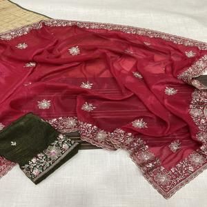 Seda crujiente Premium exclusiva con Sari bordado fabricante de moda de mujer de Surat a la tarifa más baja - Product Image 1