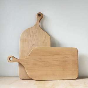 Tabla de cortar rústica de madera con acabado de grano natural, ideal para decoración y para tareas diarias de cocina y corte. - Product Image 2
