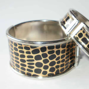 กำไลข้อมือทองแดงชุบเงินหรูหราทำมือ ประดับลายเสือดาวสีดำและสีทองอย่างสง่างาม ดีไซน์กว้าง - Product Image 1