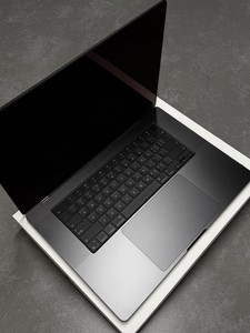 MacBook Pro M5 max 2026 con CPU de 18 Núcleos, GPU de 40 Núcleos, 48 GB de RAM y SSD de 2 TB - Product Image 3