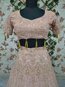 Conçu pour l'élégance, le confort et une allure durable, le ensemble lehenga choli en soie est créé pour satisfaire les mariées modernes ou les femmes en occasions spéciales. - Product Image 4