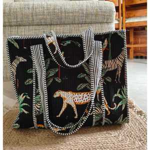 Bolso Tote Mediano Negro Jungle Joy con Forro de Cremallera, Estilo Bohemio con Estampado de Leopardo, Hecho de Algodón Duradero y Algodón Reciclado - Product Image 1