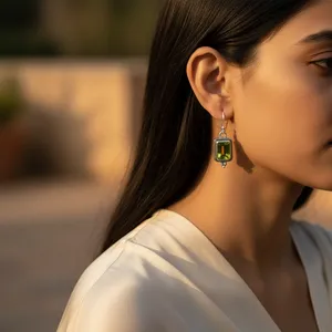 Boucles d'oreilles pendantes en argent 925 pour femmes avec topaze verte, sertissage géométrique, bijoux classiques pour tous les jours - Product Image 1