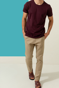 T-shirt léger à col en V pour homme grande taille, confortable, à manches courtes, tricoté, motif uni, anti-plis, avec logo personnalisé, idéal pour l'été - Product Image 4