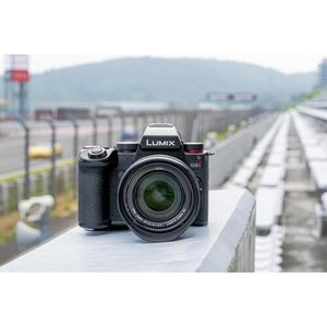 Appareil photo numérique hybride Micro Four Thirds 25,2 MP avec carte mémoire 64 Go, batterie de rechange, lecteur de carte, design compact et capteur CMOS CCD - Product Image 1