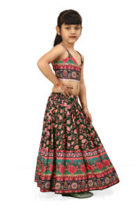 ชุดเลเฮนกาโชลีลายดอกไม้สีดำสำหรับเด็กผู้หญิง ยี่ห้อ Shoryam พร้อมเสื้อโชลีแบบไม่มีแขน กระโปรงพิมพ์ลายยาวถึงพื้น เหมาะสำหรับงานปาร์ตี้ - Product Image 4