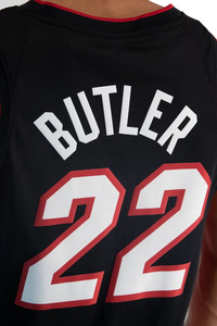 Maillot de basketball personnalisé OEM pour homme, débardeur athlétique sans manches à col en V, noir avec bordures rouges et jaunes, en polyester respirant - Product Image 5