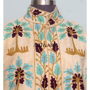 Chaqueta Acolchada Suzani Bordada a Mano de Terciopelo para Mujer, Diseño Floral para Exteriores, 100% Algodón, Tejido Ecológico - Product Image 3