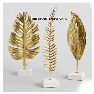 Cadeaux d'affaires : Paires de trois objets de style occidental, design feuillage plaqué or, base en aluminium et marbre - Product Image 1