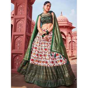 Magnifique Lehenga Choli en soie Dola avec dupatta, imprimé Patola vert, robe de soirée - Product Image 3