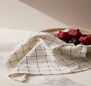 Toalla de algodón blanca crujiente con textura de gofre y una delicada rejilla cosida en azul. Disponible a precios de mayoreo. - Product Image 1