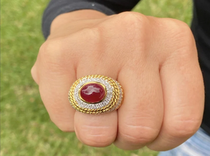 แหวนทองชุบ 18K ประดับทับทิมคาโบชองและเพชรทรงวินเทจ ดีไซน์แบบเชือก ยี่ห้อ SV JEWELS พร้อมใบรับรอง IGI สำหรับแฟชั่น - Product Image 2