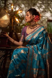 Sari tendance pour mariage en soie Banarasi douce avec des tissages Meena et des bordures contrastées, exportateur indien, mode féminine - Product Image 2