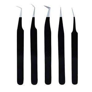 Pinzas de extensión de pestañas de cabeza de ángulo recto curvo de alta calidad en color negro de INNOVAMED - Product Image 1