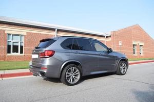 SUV de Lujo Usada de Tamaño Completo 2023, Motor V8 de Alto Rendimiento, Capacidad de Tracción en las Cuatro Ruedas y Características Premium - Product Image 4