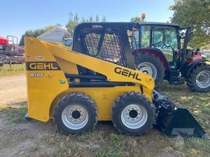 Chargeuse sur pneus Gehl R165, diesel, 4 roues motrices, moteur diesel jaune et composants d'origine - Product Image 1