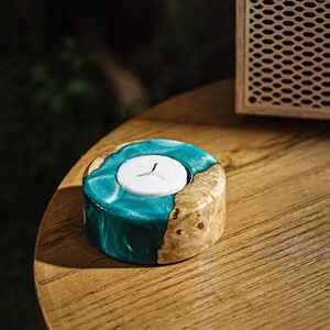 Porte-bougie en résine et bois fait à la main avec base en bois naturel, forme personnalisée - Décoration d'intérieur et cadeau pour la Saint-Valentin, mariage - Product Image 1