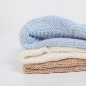 Bonnet en tricot doux pour femme, chaud et extensible en acrylique, style minimaliste, pour l'hiver, décontracté, pour l'extérieur, accessoire de mode, usage quotidien - Product Image 3