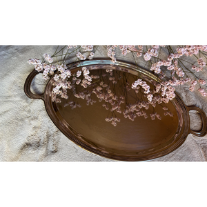 Plateau de service alimentaire en acier martelé de forme ovale avec poignée en fleur dorée pour hôtel et mariage Prix bon marché en Inde - Product Image 6