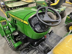 Tracteur agricole compact John Deere 2038R avec chargeur frontal, transmission par engrenages 4x4, vert et jaune - Product Image 6